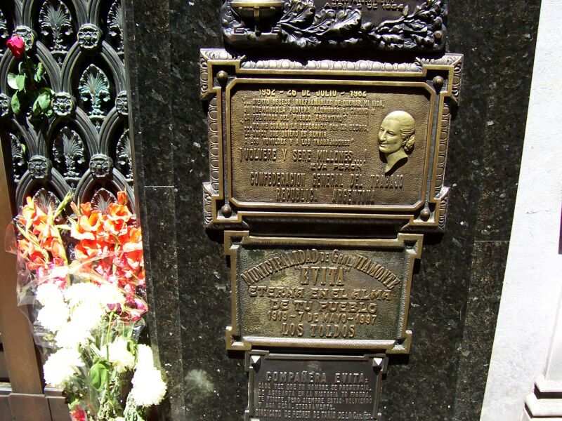 PASEO POR BUENOS AIRES RECORDANDO A EVITA