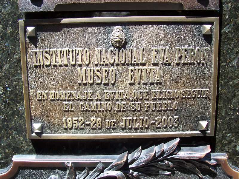 PASEO POR BUENOS AIRES RECORDANDO A EVITA