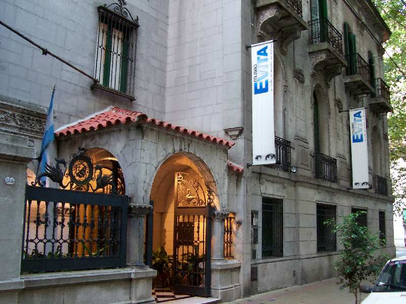 PASEO POR BUENOS AIRES RECORDANDO A EVITA