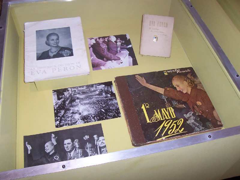 PASEO POR BUENOS AIRES RECORDANDO A EVITA