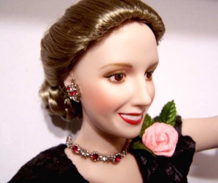 MUÑECA DE PORCELANA