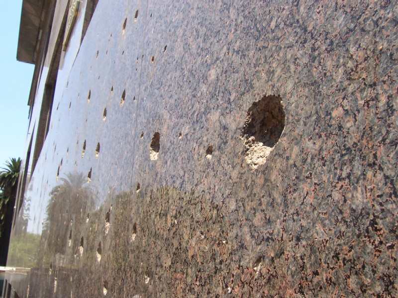 PLACA Y HUELLAS EN PLAZA DE MAYO