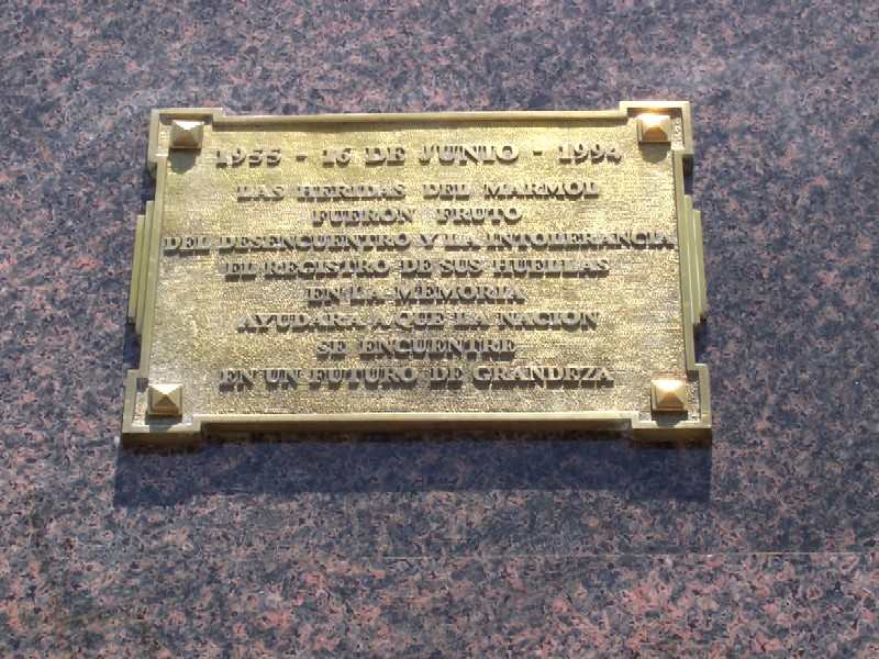 PLACA Y HUELLAS EN PLAZA DE MAYO