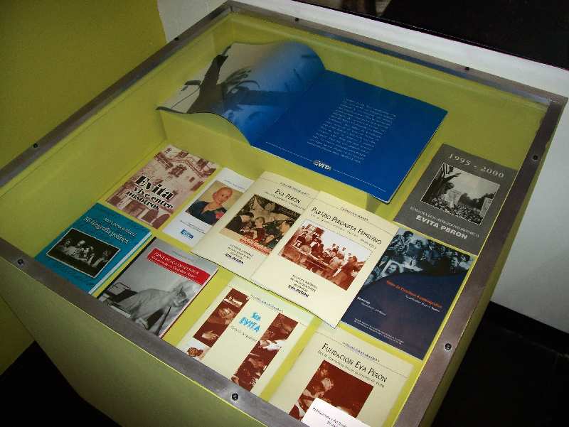 PASEO POR BUENOS AIRES RECORDANDO A EVITA