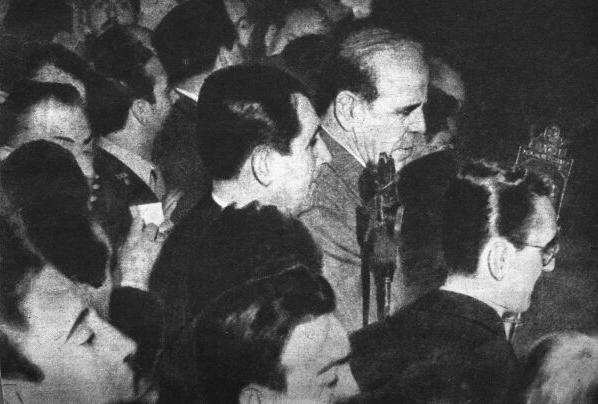 El coronel Perón y el general Farrell en el balcón de la Casa de Gobierno, noche del 17 de octubre de 1945