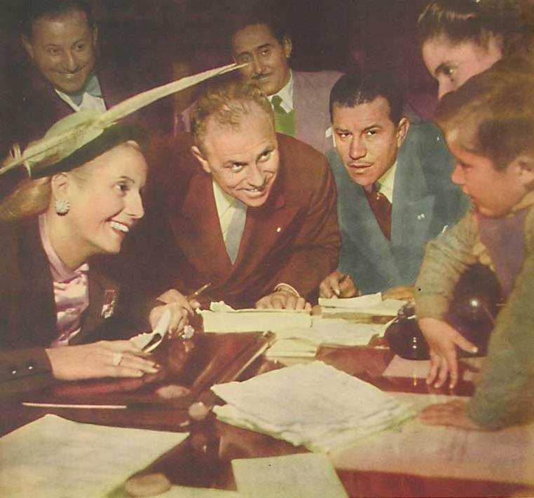 EVITA ATENDIENDO EN SU DESPACHO