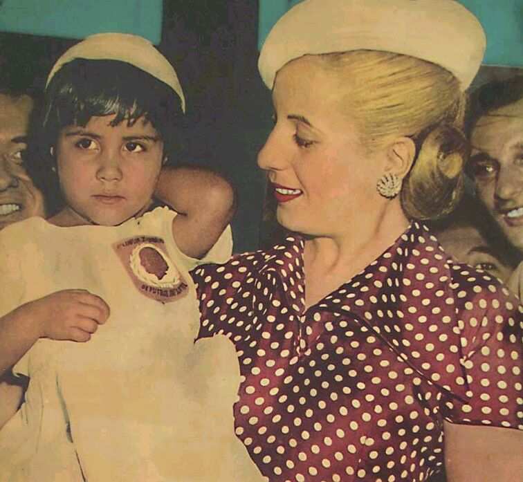 EVITA JUNTO A NINOS QUE LE OBSEQUIAN UNA TORTA