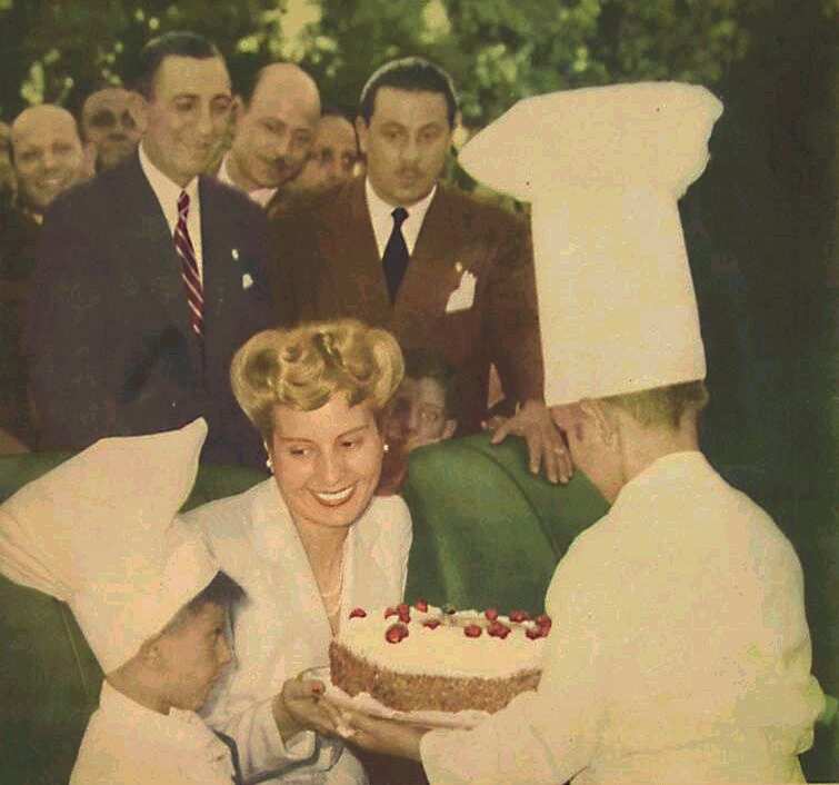 EVITA CON UNA NINA EN BRAZOS