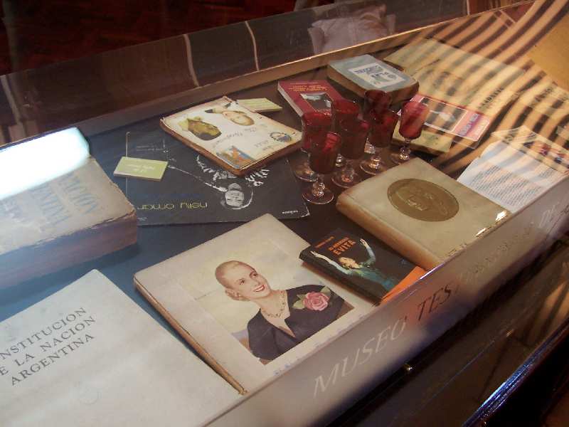 PASEO POR BUENOS AIRES RECORDANDO A EVITA