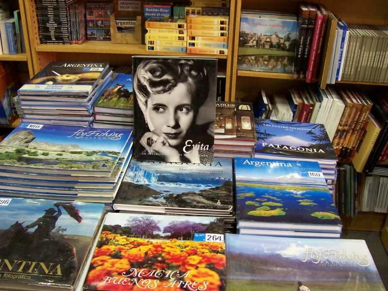 PASEO POR BUENOS AIRES RECORDANDO A EVITA