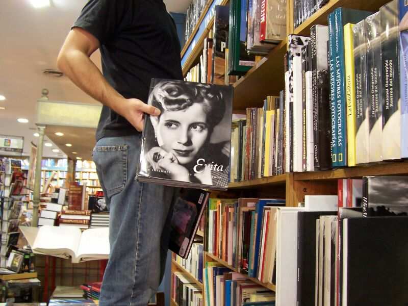 PASEO POR BUENOS AIRES RECORDANDO A EVITA