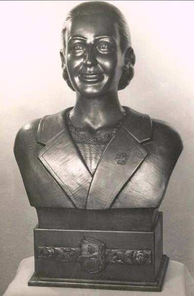 BUSTO DE EVITA
