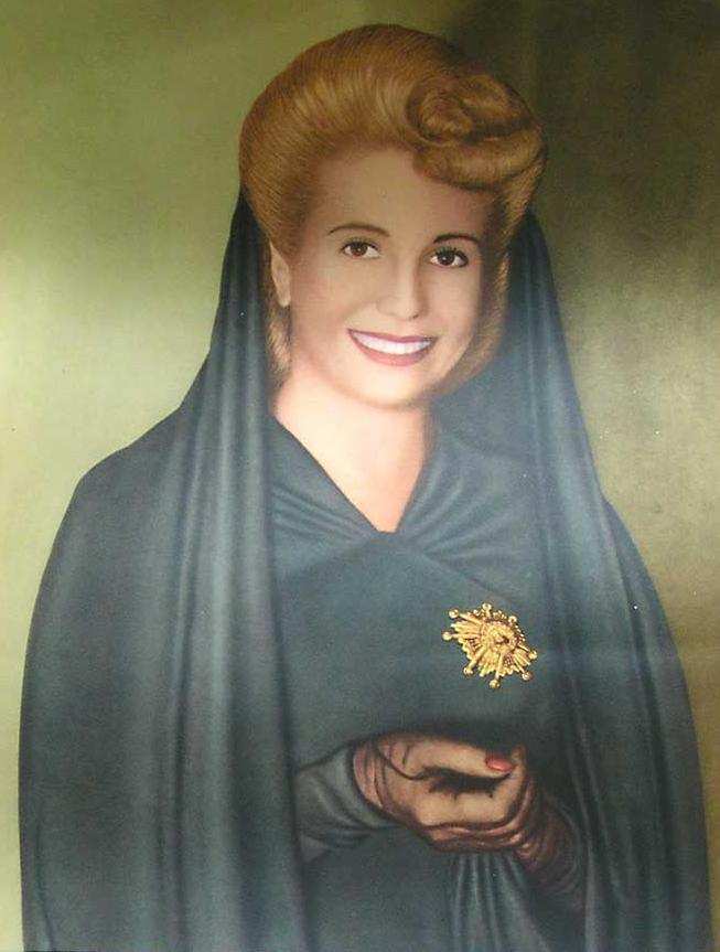 FOTO COLOR DE EVITA LUCIENDO LA GRAN CRUZ DE ISABEL LA CATOLICA