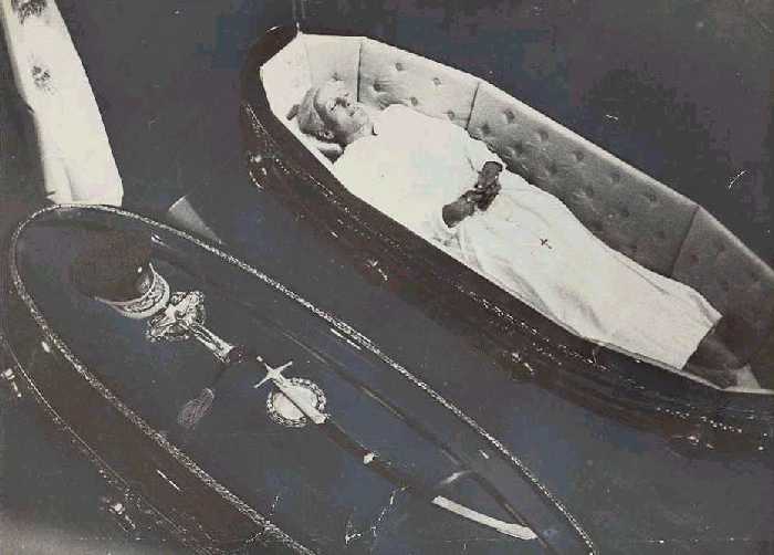 EL CADAVER DE EVITA