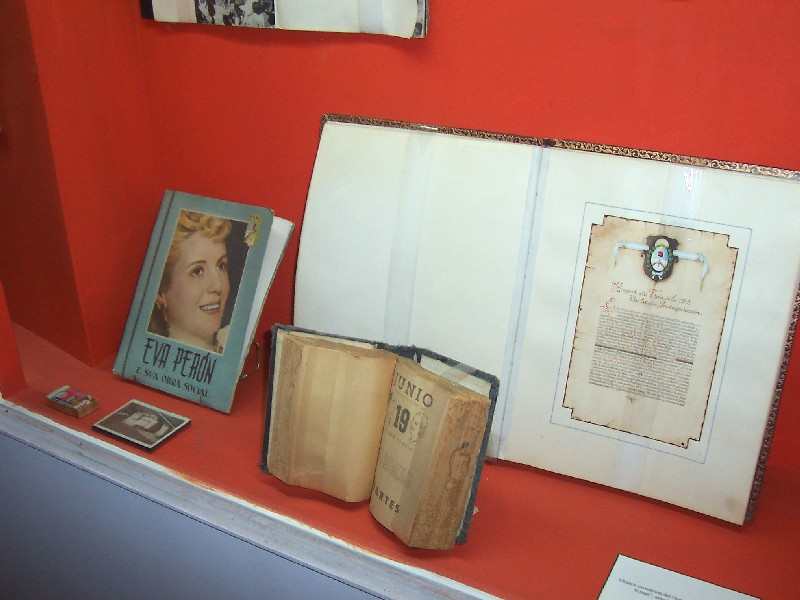 PASEO POR BUENOS AIRES RECORDANDO A EVITA