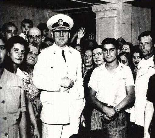 El coronel Pern en la Secretara de Trabajo y Previsin. Todos los das era esperado por docenas de personas a quienes atenda plenamente. Ao 1944