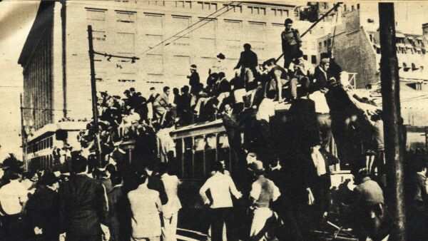 Los trabajadores toman por asalto los tranvas y los colectivos para dirigirse a Plaza de Mayo, 17 de octubre de 1945